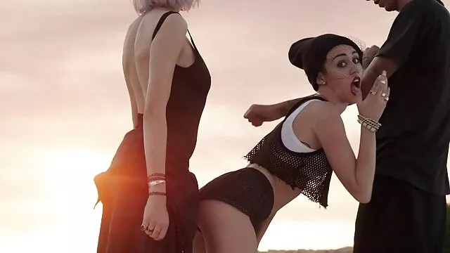 แฟนเลียและ fucks Naomi Bennet และทำให้หีเธอพุ่ง วีดีโอ หนัง โปั