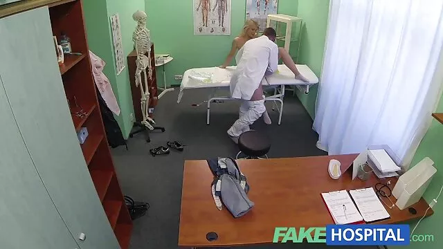 ลูกไก่สีบลอนด์ที่มีเสน่ห์กำลังแหย่ pussies วีดีโอ หนัง โป๊ะ อื่นด้วย dildo เรียบ