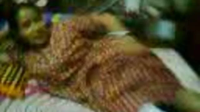 ลูกไก่ตัวเมียในชุดบิกินี่ยืนต่อแถวอวดหัวนมบนชายหาด วีดีโอ หนัง x