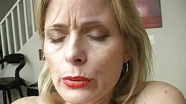 เจี๊ยบไม้มะเกลือ Fuckable เล่นกับ วีดีโอ ค ลิบ หลุด coocie ของเธอก่อนที่จะให้ blowjob