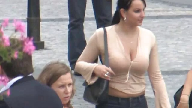 Lorelei Lee ผู้ยั่วยวนสีบลอนด์สวมสายรัดและ fucks วีดีโอ โป ทวารหนักของหนึ่งในเจี๊ยบที่น่ารังเกียจ