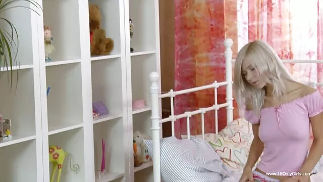 หญิงญี่ปุ่นสปอร์ต Haruna Sakurai พัดและขี่ไก่ตัวเล็กของเธอ วีดีโอ โป๊ะ